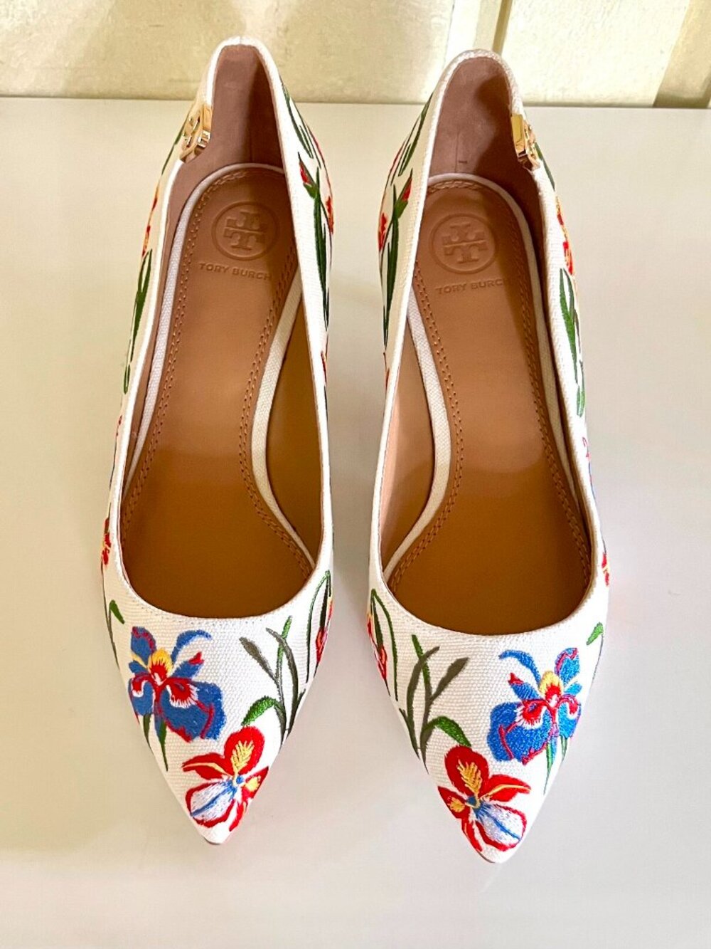 NIB Tory Burc Elizabeth painted iris embroidered canvas kitten heel pumps
